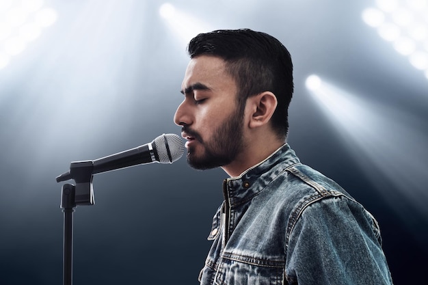 Sänger singt mit Mikrofon