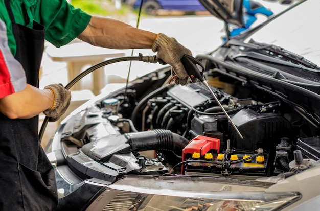 Foto säubern sie den automotorraum. waschen sie den automotorraum. waschanlage. autopflegekonzept.