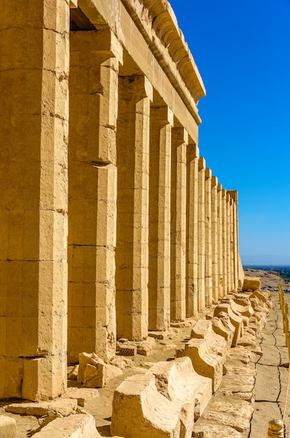 Säulen des Hatschepsut-Tempels in der Nähe von Luxor Ägypten