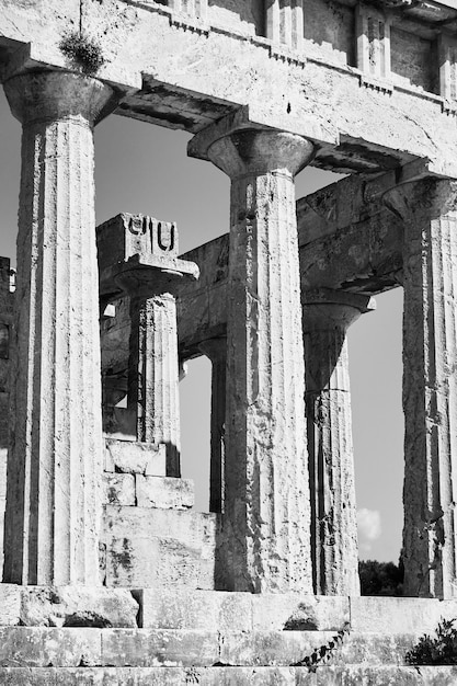 Säulen des Tempels der Aphaia auf der Insel Ägina, Griechenland. Antike griechische Architektur, Schwarzweißfotografie