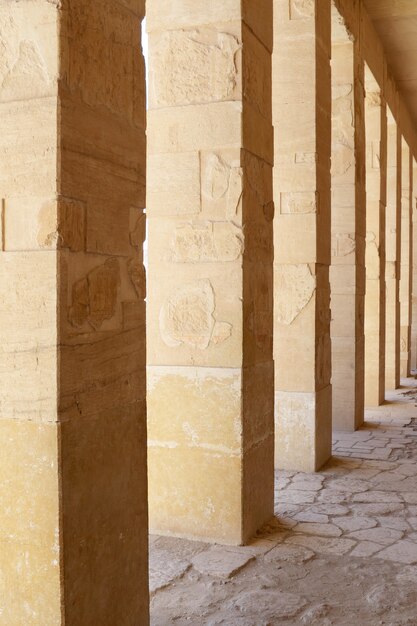 Säulen im Hatschepsut-Tempel in Luxor.Egypt