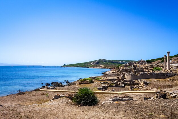 Säulen in der archäologischen Stätte Tharros, Sardinien