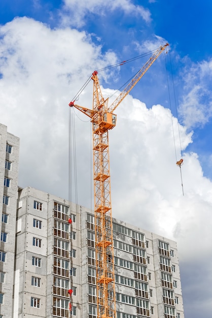 Säulenkran und moderne Häuser im Bau