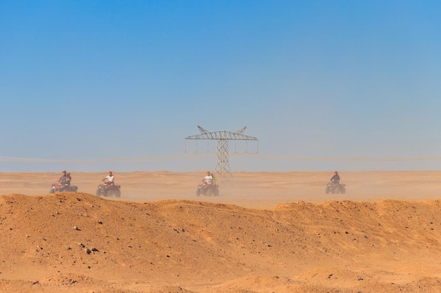 Safari-Trip durch die ägyptische Wüste mit ATV-Quad-Safari in der Wüste in der Nähe von Hurghada, Ägypten