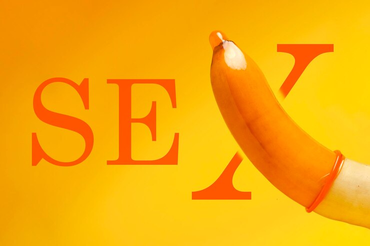 Safer-Sex-Konzept Banane mit Kondom auf gelbem Hintergrund