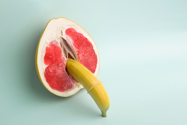 Safer Sex saftige Grapefruit und Banane in einem Kondom das Symbol der Vagina und des Penis aus Früchten