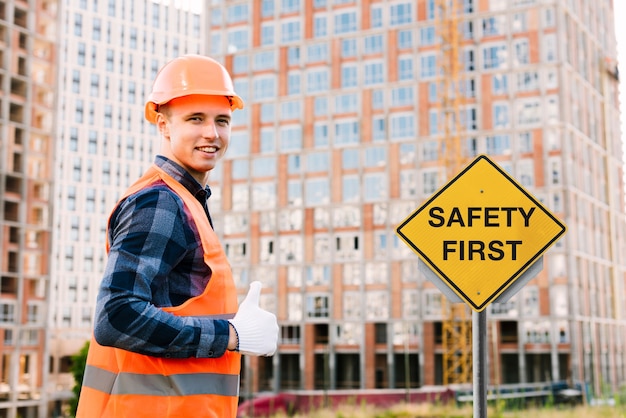 Foto safety first-konzept mit arbeiter