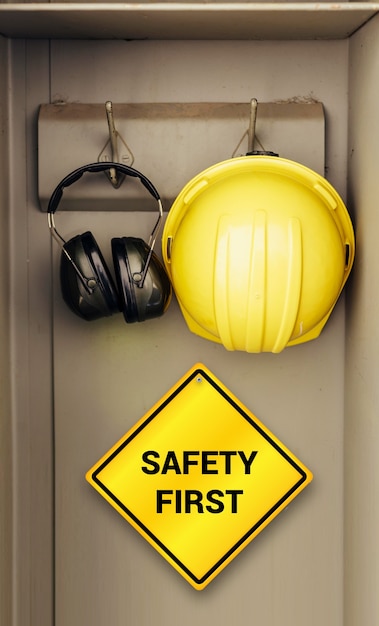 Foto safety first konzept mit schutzhelm