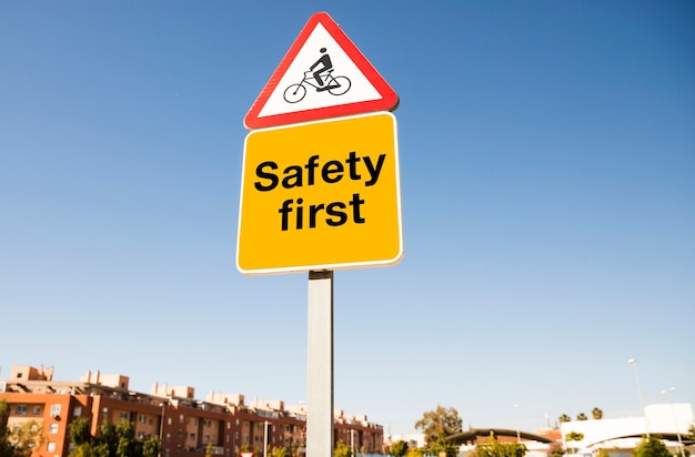 Safety first Straßenschild-Konzept