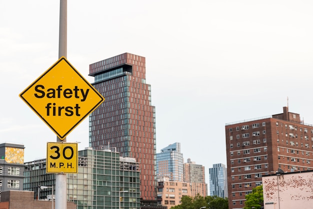 Foto safety first straßenschild-konzept