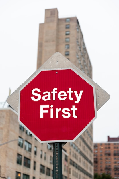 Foto safety first straßenschild-konzept