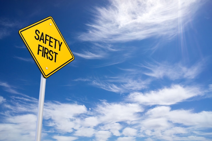 Foto safety first straßenschild und blauer himmel