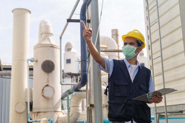 Safety Manager prüft Kraftwerksanlage im Werk