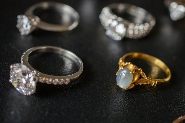 Safira azul de joias de ouro vintage e anel de diamante em fundo preto