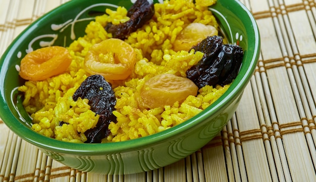 Safranli piilav - pilaf turco com açafrão e frutas secas