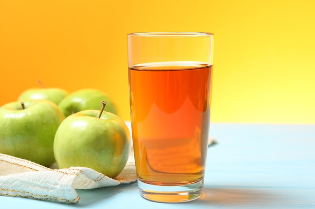 Foto saft aus grünen äpfeln auf dem tisch