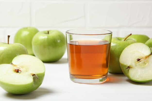 Saft aus grünen Äpfeln auf dem Tisch