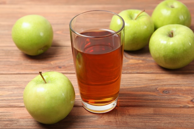 Saft aus grünen Äpfeln auf dem Tisch