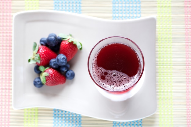 Saft aus roten Früchten und Beeren