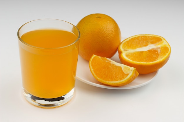 Saft und Orange auf einem Weiß