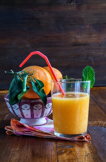 Foto saft von frischen orangen auf alter tabelle