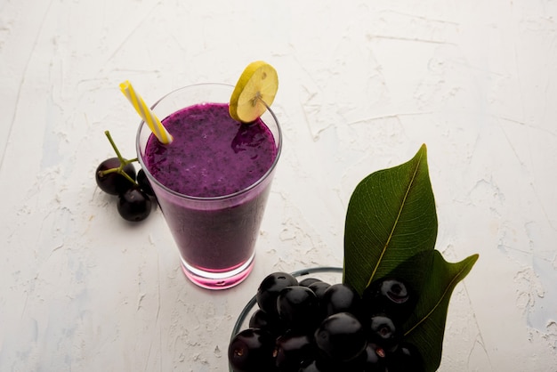 Saft von Jamun-Frucht in einem Glas, auch Java-Pflaume, Jambolan-Pflaume, Jambhul, Syzygium cumini . genannt