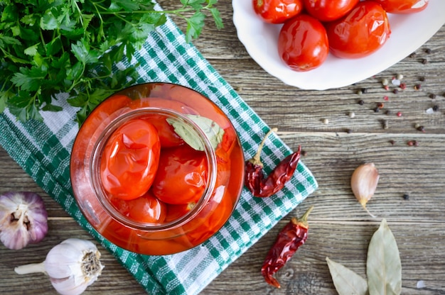 Saftig würzig marinierte Tomaten mit Pfeffer und Knoblauch