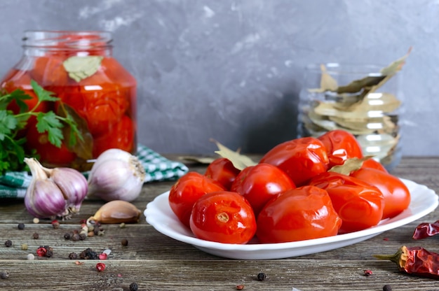 Saftig würzig marinierte Tomaten mit Pfeffer und Knoblauch