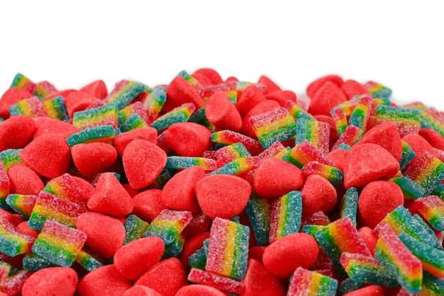 Saftige bunte Geleebonbons lokalisiert auf Weiß. Gummibärchen.