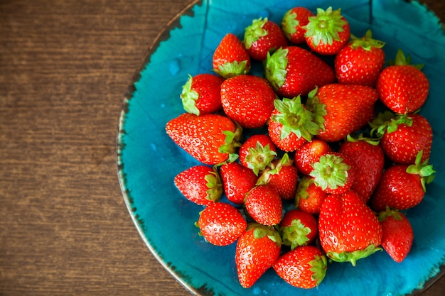 Saftige Erdbeeren auf blauem Teller