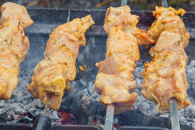 Saftige Fleischscheiben, die Fleischscheiben auf Feuer kochen