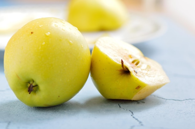 Saftige frische gelbe Äpfel mit Wassertropfen in einem Plattenmesser zum Schneiden von Äpfeln