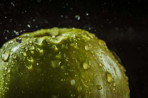 Saftige frische gelbe Äpfel mit Wassertropfen in einem Plattenmesser zum Schneiden von Äpfeln