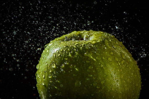 Saftige frische gelbe Äpfel mit Wassertropfen