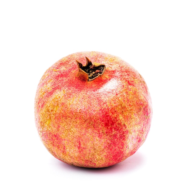 Saftige Granatapfelfrucht auf einem weißen Hintergrund Beschneidungspfad isoliert