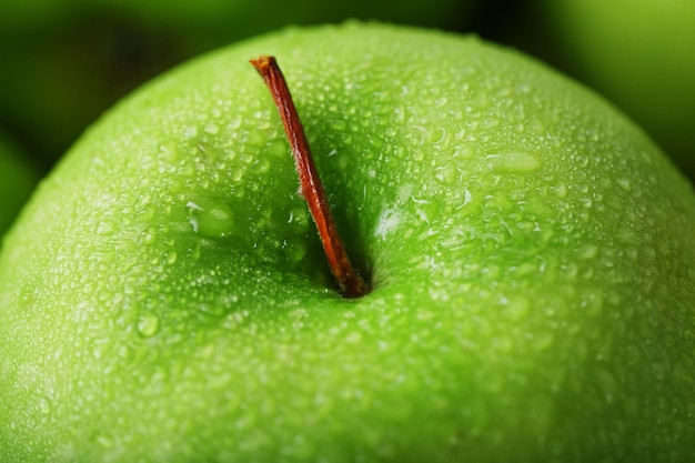 Saftige grüne Apfelnahaufnahme mit Tautropfen.