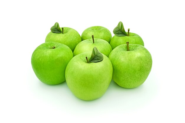 Saftige grüne frische Äpfel isoliert auf weiß