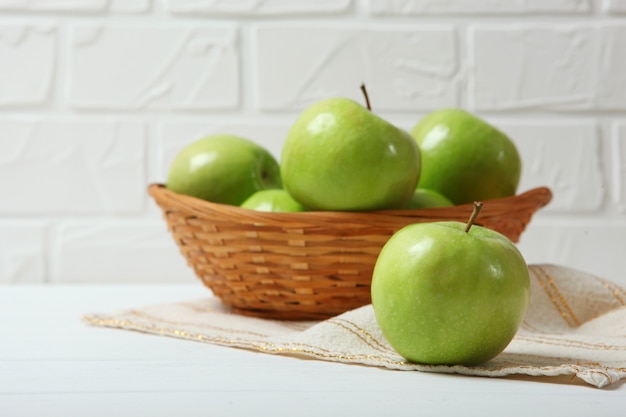 Saftige grüne Äpfel auf einem Holztisch