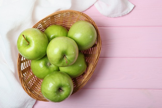 Saftige grüne Äpfel auf einem Holztisch