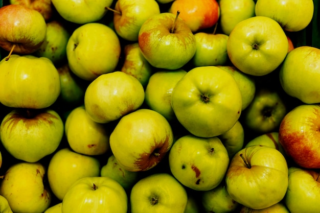 Saftige grüne Äpfel auf einer Ladentheke. Vegetarismus und Rohkost.