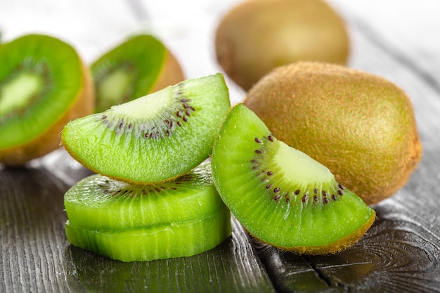 Saftige Kiwi auf Holztisch