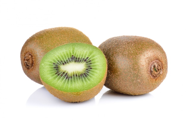 Saftige Kiwi lokalisiert auf Weiß