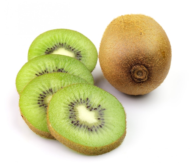 Saftige Kiwi lokalisiert auf weißem Hintergrund