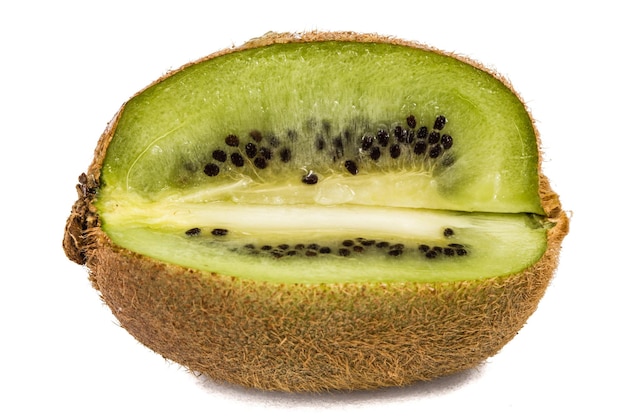 Saftige Kiwi lokalisiert auf weißem Hintergrund