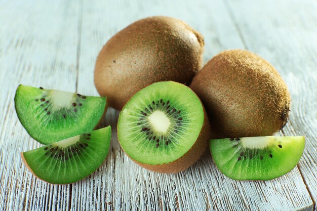 Saftige Kiwis auf Holzuntergrund