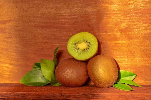 Saftige Kiwis Frische Bio-Kiwi auf rustikalem Hintergrund