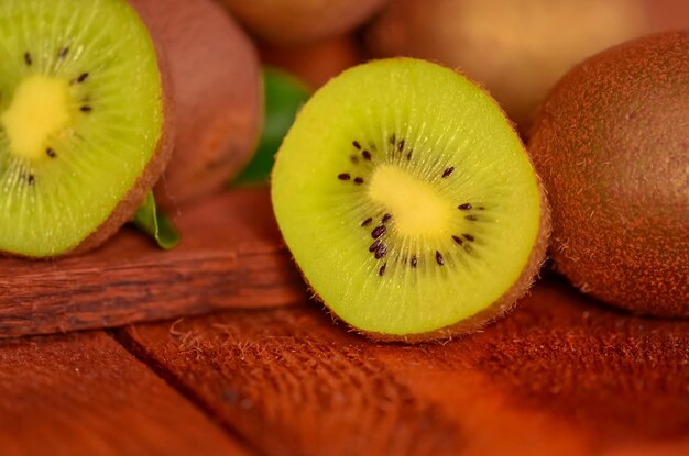 Saftige Kiwis Frische Bio-Kiwi auf rustikalem Hintergrund