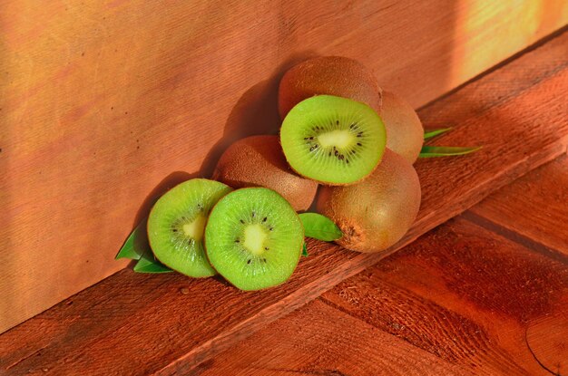 Saftige Kiwis Frische Bio-Kiwi auf rustikalem Hintergrund