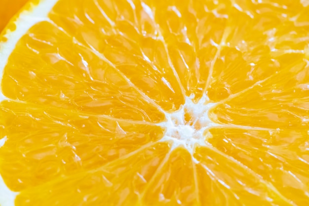 Saftige Orange getrennt auf weißem Hintergrund
