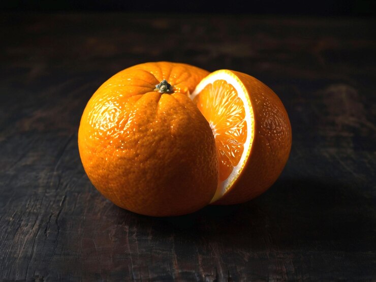 saftige orangefarbene Früchte mit Scheiben mit schwarzem Hintergrund